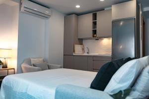 Posteľ alebo postele v izbe v ubytovaní APARTAMENTOS VIRGEN DEL CARMEN