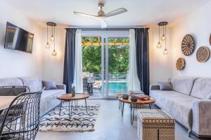 Posezení v ubytování AGNONTAS LUXURY VILLAS