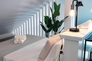 Posteľ alebo postele v izbe v ubytovaní APARTAMENTOS VIRGEN DEL CARMEN