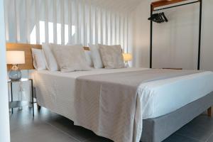 Posteľ alebo postele v izbe v ubytovaní APARTAMENTOS VIRGEN DEL CARMEN