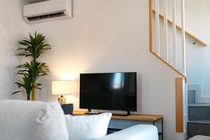 Televízia a/alebo spoločenská miestnosť v ubytovaní APARTAMENTOS VIRGEN DEL CARMEN