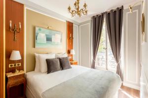 sypialnia z dużym łóżkiem i oknem w obiekcie Luxury 4 bedrooms 4 bathrooms apartment in Le Marais w Paryżu