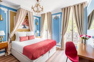 sypialnia z łóżkiem, biurkiem i oknem w obiekcie Luxury 4 bedrooms 4 bathrooms apartment in Le Marais w Paryżu
