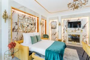 pokój hotelowy z łóżkiem i kominkiem w obiekcie Luxury 4 bedrooms 4 bathrooms apartment in Le Marais w Paryżu