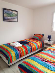 Ліжко або ліжка в номері La Minoterie - Studio avec kitchenette et Chambre d'hôtes