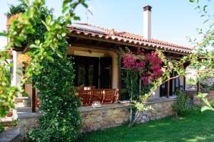 una casa con un portico fiorito di Kiveri Garden Villa a Kiveri