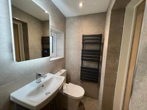 Phòng tắm tại 3 Bed House - Sleeps 5 - Pets - Garden - Parking