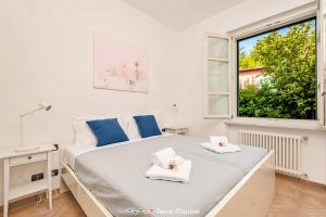 a bedroom with a large bed and a window at Pensieri Marini, TerreMarine in Corniglia