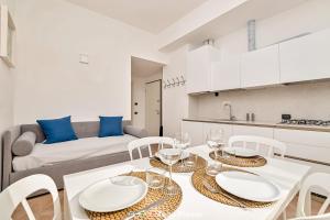 a dining room with a table and chairs and a couch at Pensieri Marini, TerreMarine in Corniglia