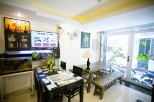 uma sala de estar com uma mesa e uma sala de jantar em Canary Boutique Hotel em Hue