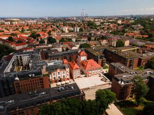 uma vista aérea da cidade em Browar Hevelius Apartments em Gdańsk