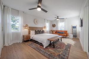 ラーゴにあるUpdated Luxury Home in Premium Locationのベッドとソファと窓のある寝室 +28枚の写真