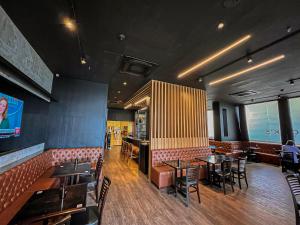 a restaurant with tables and chairs and a bar at Nobile Suites Monumental in Brasília