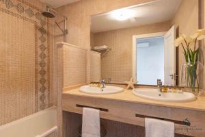 A bathroom at Living4Malaga Infinity Views Penthouse Még 17 kép