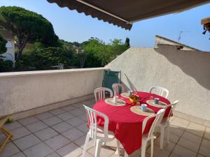 Balkón alebo terasa v ubytovaní Les Cyclades, T3 climatisé, terrasse, 500m plage