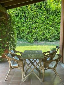 uma mesa de piquenique e cadeiras num pátio em Garda Golf Country Chic Home em Soiano del Lago