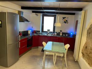 eine kleine Küche mit einem Tisch und einem Kühlschrank in der Unterkunft Il Nido Etrusco in Orvieto