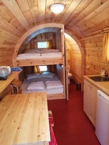 una piccola camera con 2 letti a castello in una cabina di De Kapschuur a Stadskanaal