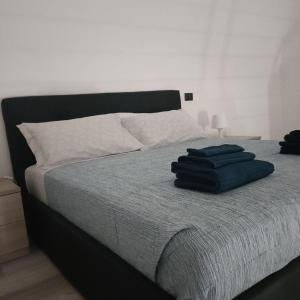 ein Bett mit zwei Handtüchern darüber in der Unterkunft Agata Blu in Catania