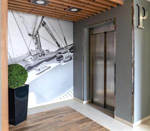 una porta in una stanza con una barca in mostra di Apartamenty Marea Rentals Aquarius Ustka a Ustka