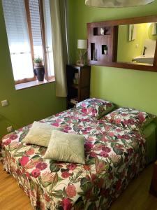 - une chambre dotée d'un lit avec un couvre-lit floral dans l'établissement Lyon City Home's Bed & Breakfast, à Villeurbanne