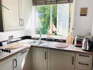 Кухня або міні-кухня у Looe with a View - Entire apartment with FREE allocated parking +25 фото
