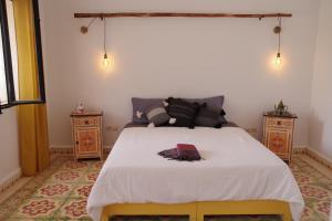 Een bed of bedden in een kamer bij Artgana Lodge