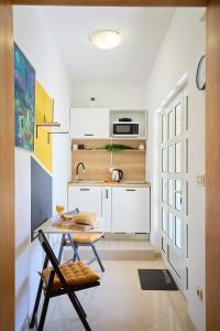 eine kleine Küche mit einem Holztisch und einem Schreibtisch in der Unterkunft Hedera Estate, Hedera Studio 2 in Dubrovnik