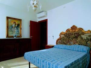 1 dormitorio con cama extragrande y colcha azul en VILLA MONICA Diano San Pietro (IM) Italy en Diano San Pietro