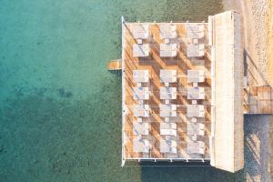 una vista aérea de un muelle de madera sobre el agua en Babana Hotel, en Golturkbuku