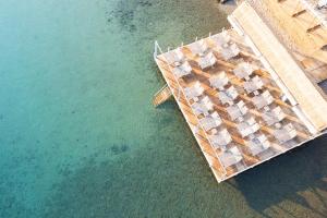 una vista aérea de un buque en el agua en Babana Hotel, en Golturkbuku