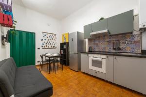 kuchnia z kanapą i stołem w pokoju w obiekcie Cimiano Cozy Apartment w Mediolanie
