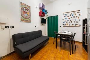 salon z kanapą i stołem w obiekcie Cimiano Cozy Apartment w Mediolanie