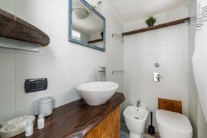 łazienka z umywalką i toaletą w obiekcie Cimiano Cozy Apartment w Mediolanie +8 zdjęć