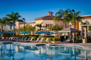 Bazén v ubytování Rosen Shingle Creek Universal Blvd nebo v jeho okolí