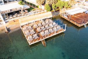 una vista aérea de un complejo sobre el agua en Babana Hotel, en Golturkbuku