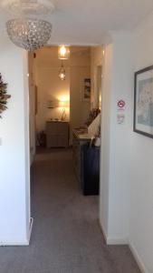 un soggiorno con corridoio e una camera con di Barclay Court Guest House a Torquay