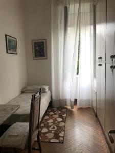 1 dormitorio con cama, mesa y ventana en Dany Sweethouse, en Bérgamo