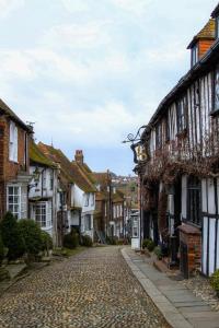 una antigua calle adoquinada en una ciudad medieval en Park View en Winchelsea