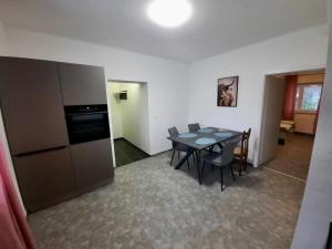 Kuchyň nebo kuchyňský kout v ubytování Rooms Optim
