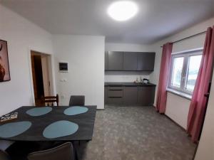 Kuchyň nebo kuchyňský kout v ubytování Rooms Optim