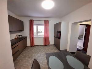 Kuchyň nebo kuchyňský kout v ubytování Rooms Optim