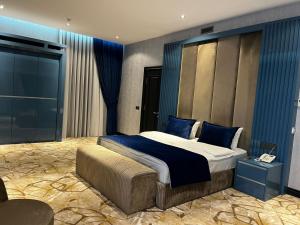 Un pat sau paturi într-o cameră la VIS Palm Hotel Ganja