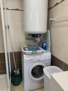 a washer and dryer in a small room at Le Venise 3 Etoiles Frejus in Saint-Aygulf +1 photo