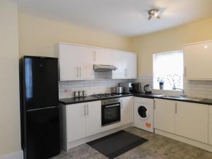 A kitchen or kitchenette at Entire 4 bedroom Terrace house in London