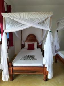 เตียงในห้องที่ Kendwa Carletto Style