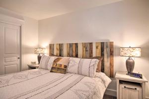 Ένα ή περισσότερα κρεβάτια σε δωμάτιο στο Flagstaff Hideaway Private Hot Tub, 4 Mi to Dtwn!