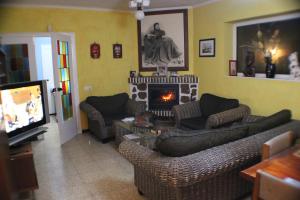 sala de estar con sofás y chimenea en Cala Llanetes, en Vinarós