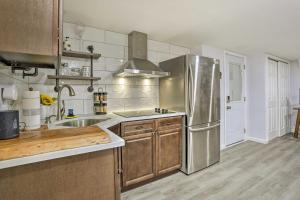Kuchyň nebo kuchyňský kout v ubytování Saddle Brook Studio with Patio - Near NYC!