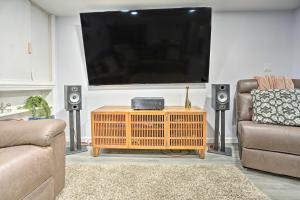TV a/nebo společenská místnost v ubytování Saddle Brook Studio with Patio - Near NYC!